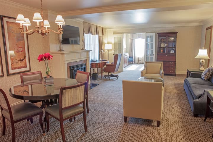 Hotel Roanoke & Conference Ctr, Curio Collection by Hilton 