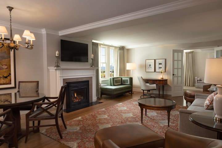 Hotel Roanoke & Conference Ctr, Curio Collection by Hilton 