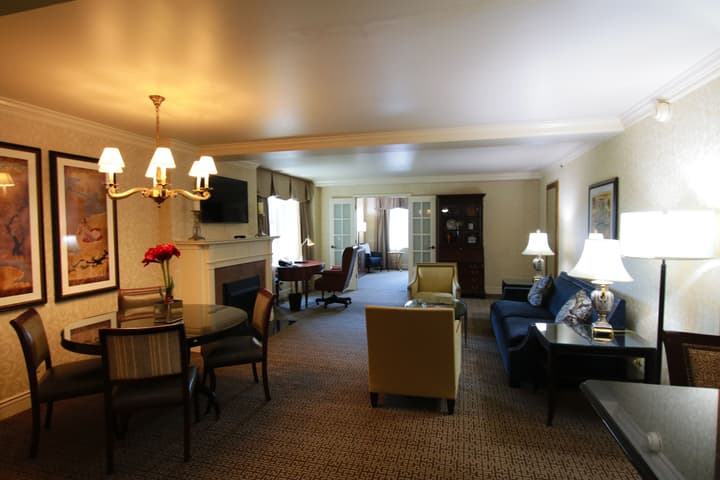 Hotel Roanoke & Conference Ctr, Curio Collection by Hilton 