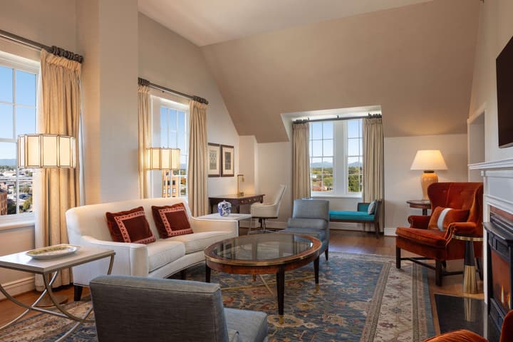 Hotel Roanoke & Conference Ctr, Curio Collection by Hilton 