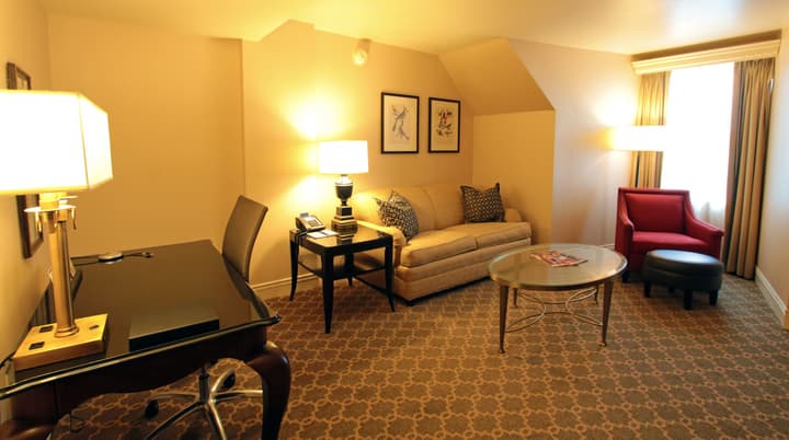 Hotel Roanoke & Conference Ctr, Curio Collection by Hilton 