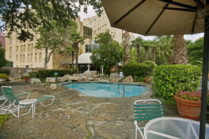 Crockett Hotel