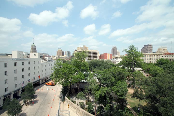 Crockett Hotel