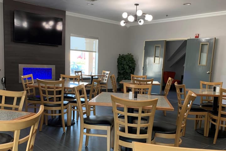 Howard Johnson by Wyndham Oklahoma City Airport/ Fairgrounds