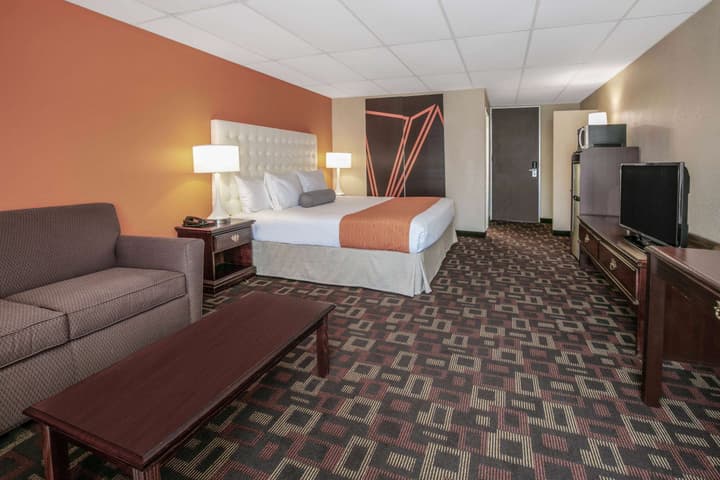 Howard Johnson by Wyndham Oklahoma City Airport/ Fairgrounds