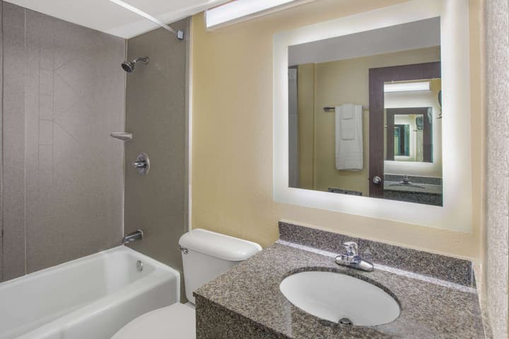 Howard Johnson by Wyndham Oklahoma City Airport/ Fairgrounds