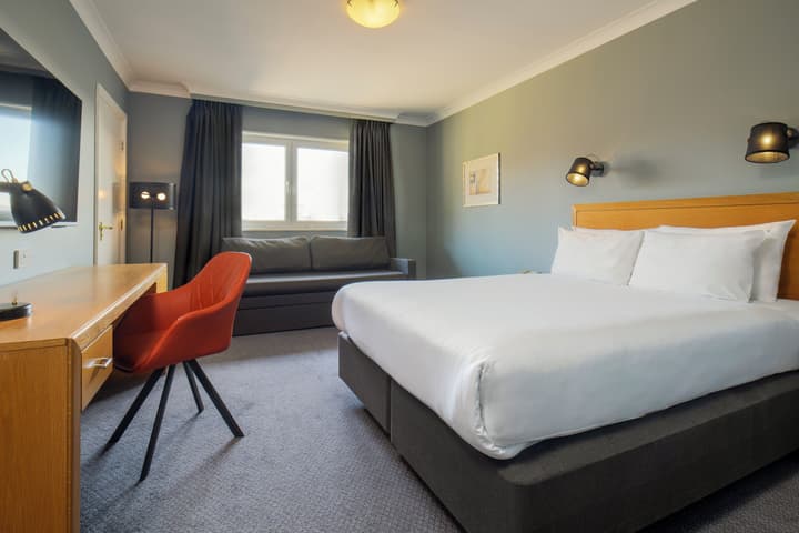 Holiday Inn Edinburgh Zoo by IHG