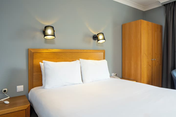 Holiday Inn Edinburgh Zoo by IHG