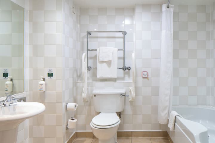 Holiday Inn Edinburgh Zoo by IHG