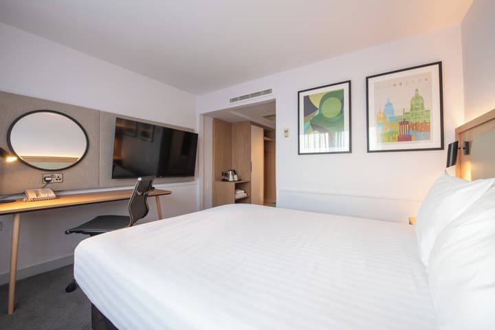 Holiday Inn Edinburgh Zoo by IHG