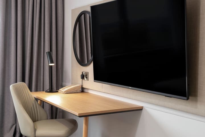 Holiday Inn Edinburgh Zoo by IHG