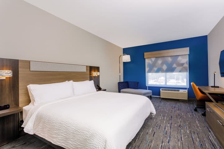Holiday Inn Express & Suites Tampa Stadium – Airport Area by IHG