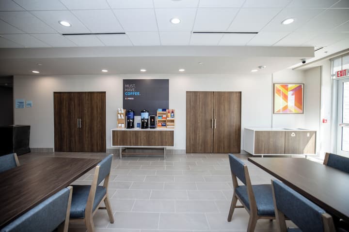Holiday Inn Express & Suites Tampa Stadium – Airport Area by IHG