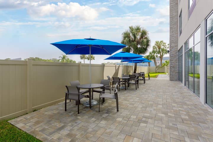 Holiday Inn Express & Suites Tampa Stadium – Airport Area by IHG