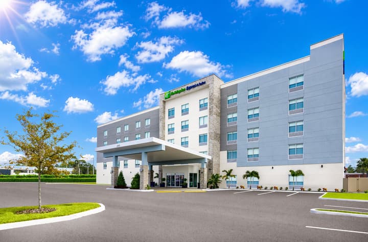 Holiday Inn Express & Suites Tampa Stadium – Airport Area by IHG