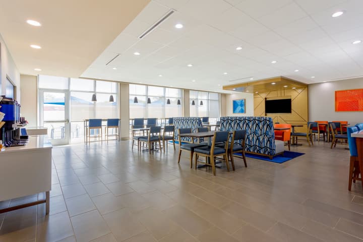 Holiday Inn Express & Suites Tampa Stadium – Airport Area by IHG