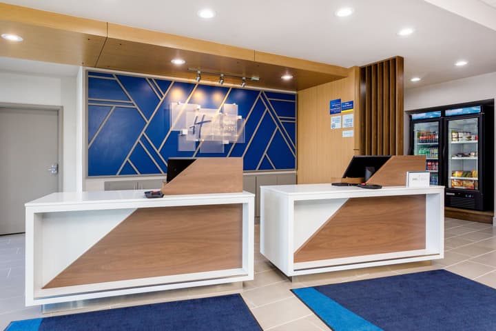 Holiday Inn Express & Suites Tampa Stadium – Airport Area by IHG