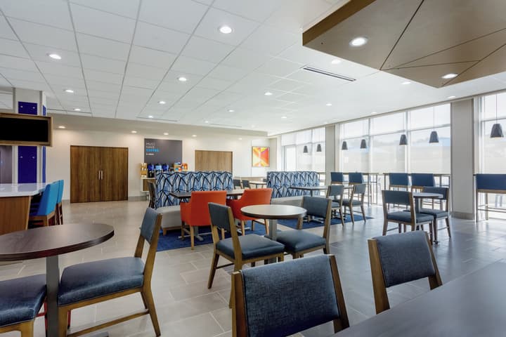 Holiday Inn Express & Suites Tampa Stadium – Airport Area by IHG