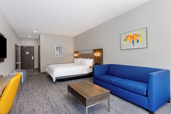 Holiday Inn Express & Suites Tampa Stadium – Airport Area by IHG