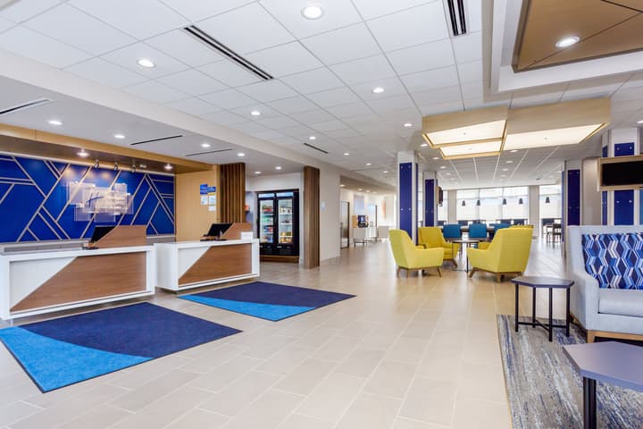 Holiday Inn Express & Suites Tampa Stadium – Airport Area by IHG