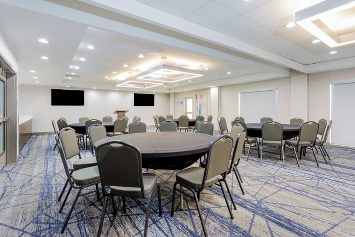 Holiday Inn Express & Suites Tampa Stadium – Airport Area by IHG