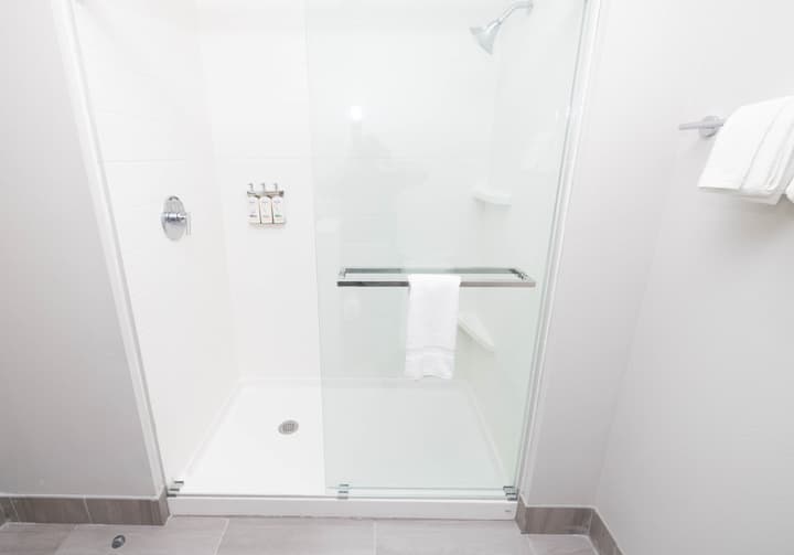 Holiday Inn Express & Suites Tampa Stadium – Airport Area by IHG