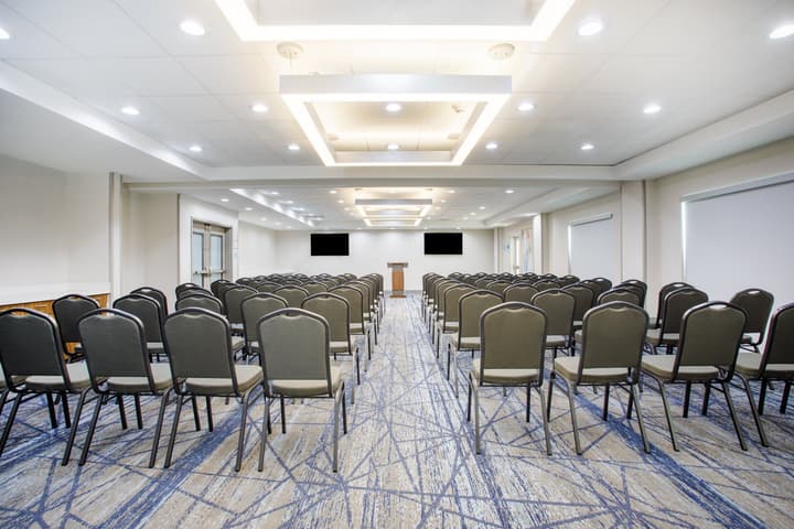 Holiday Inn Express & Suites Tampa Stadium – Airport Area by IHG