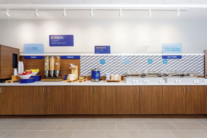 Holiday Inn Express & Suites Tampa Stadium – Airport Area by IHG