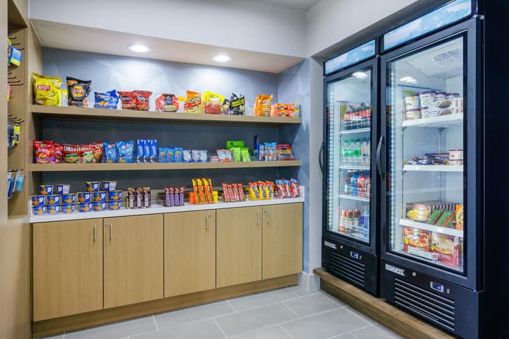 Holiday Inn Express & Suites Tampa Stadium – Airport Area by IHG