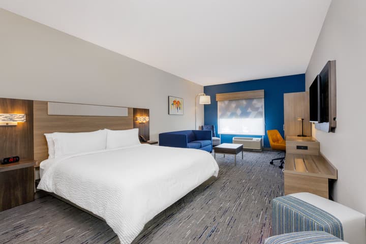 Holiday Inn Express & Suites Tampa Stadium – Airport Area by IHG