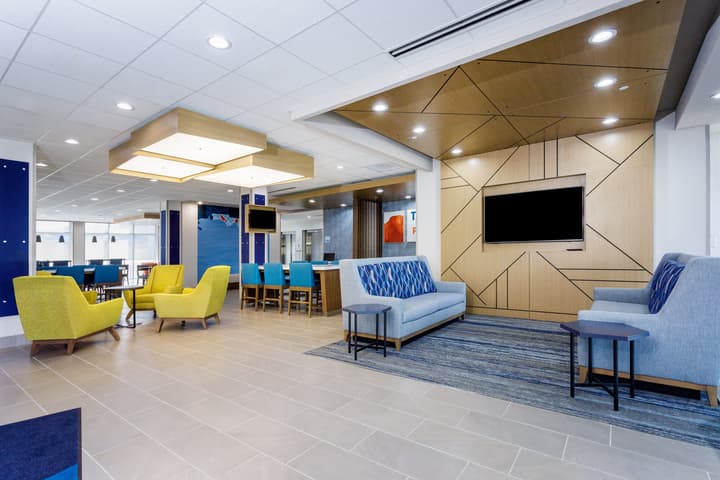 Holiday Inn Express & Suites Tampa Stadium – Airport Area by IHG