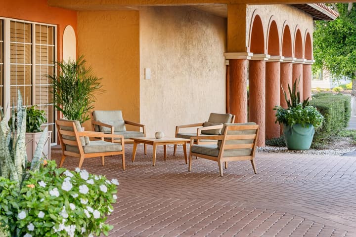 Inn of Naples, Tapestry Collection by Hilton
