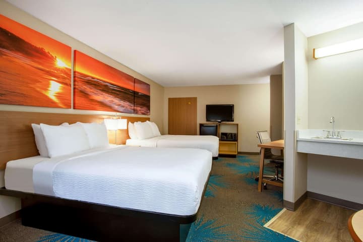 Days Inn by Wyndham Marquette