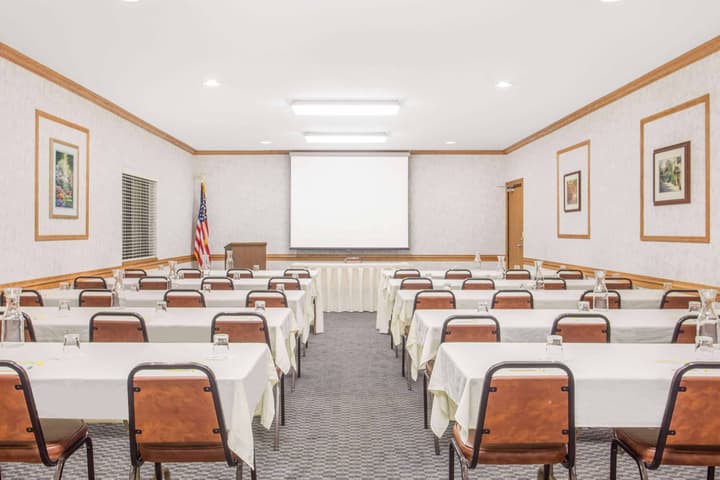 Days Inn by Wyndham Marquette