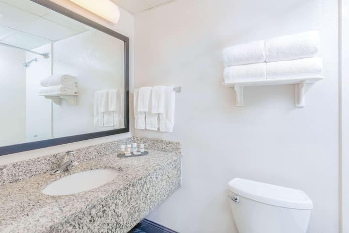 La Quinta Inn & Suites by Wyndham Clifton/Rutherford