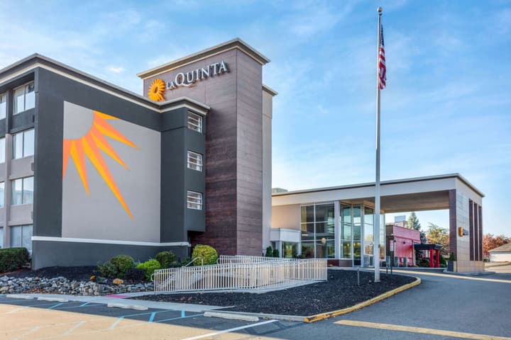 La Quinta Inn & Suites by Wyndham Clifton/Rutherford