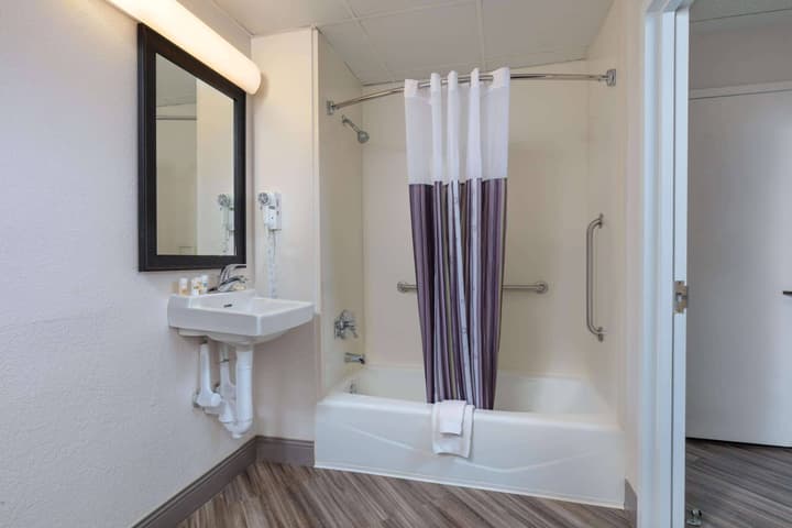 La Quinta Inn & Suites by Wyndham Clifton/Rutherford