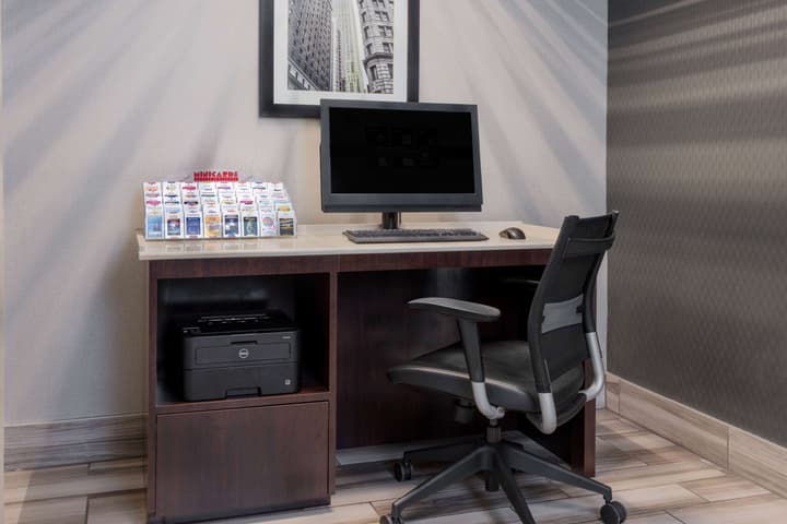 La Quinta Inn & Suites by Wyndham Clifton/Rutherford