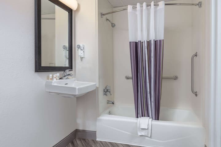 La Quinta Inn & Suites by Wyndham Clifton/Rutherford