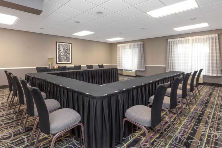 La Quinta Inn & Suites by Wyndham Clifton/Rutherford