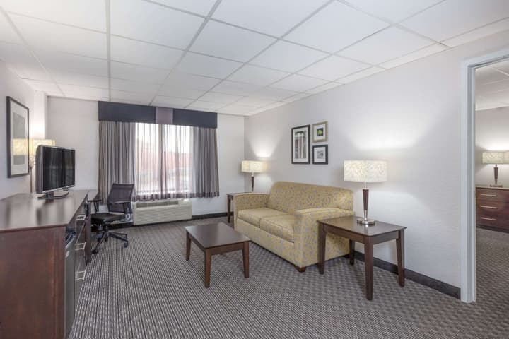 La Quinta Inn & Suites by Wyndham Clifton/Rutherford