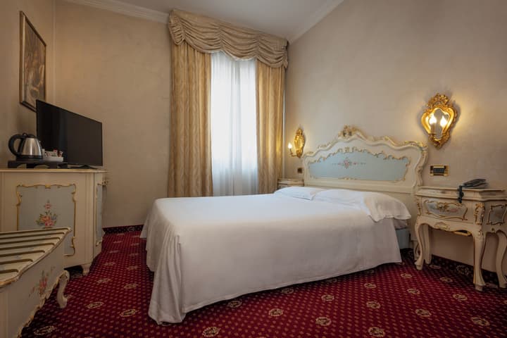 HOTEL STENDHAL