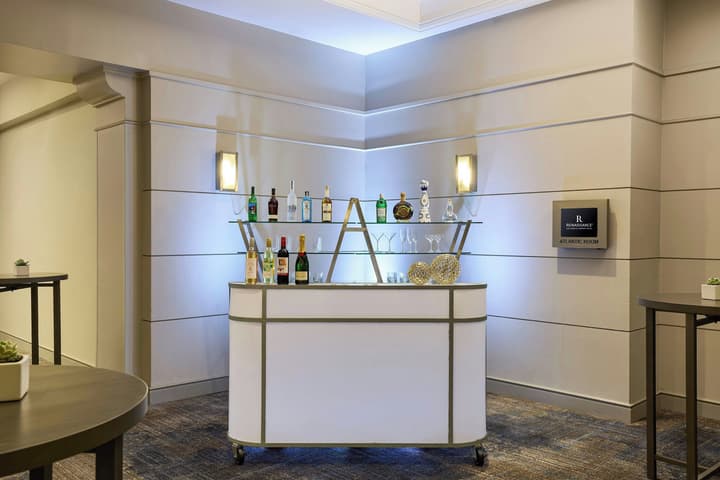 Renaissance Los Angeles Airport Hotel