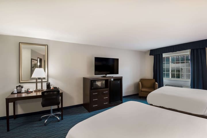 Clarion Pointe Downtown