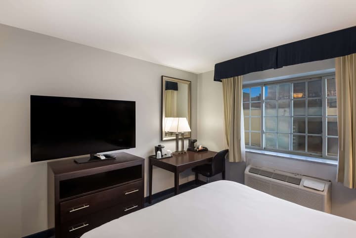 Clarion Pointe Downtown