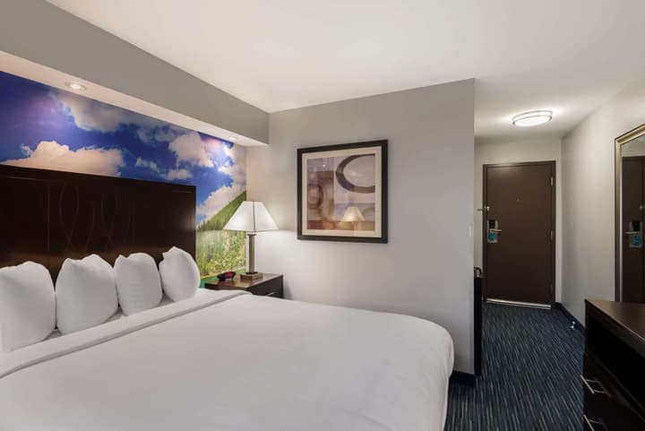 Clarion Pointe Downtown