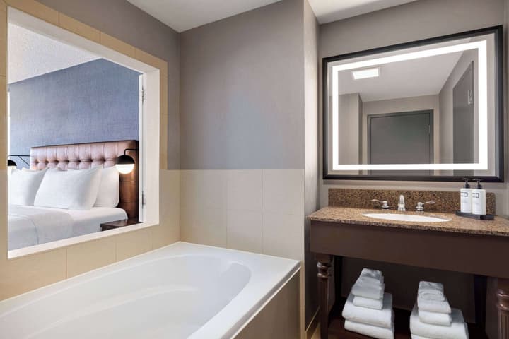Wyndham Grand Fallsview Hotel