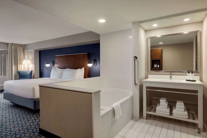 Wyndham Grand Fallsview Hotel