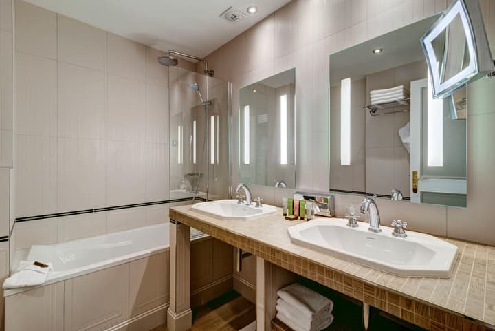 Hôtel Bradford Elysées – Astotel