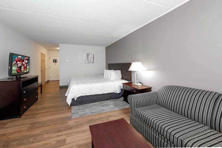 Red Roof Inn PLUS+ Woodbridge - Carteret